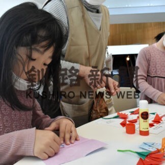 日頃の感謝を込めてカーネーション作り　遊学館で母の日イベント(2022-05-08)