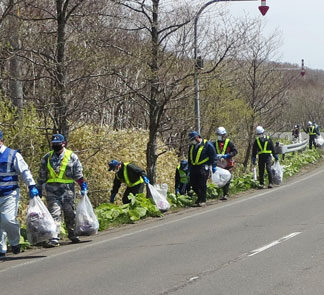 道路整備協同組合がごみ処理場前清掃　総合振興局と合同(2022-05-16)
