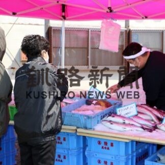 新鮮な魚介類が買い物客に好評　昆布森漁協青年部即売会(2022-05-06)