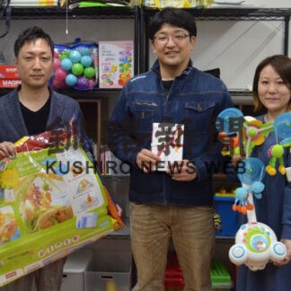 釧路のリサイクルショップ「アキラ」　スクラムに子供用品寄贈(2022-05-28)