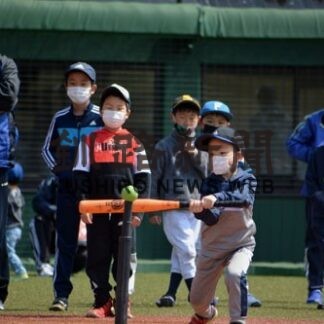 ティーボール「楽しい」　市民球場人工芝で200人体験(2022-05-06)