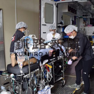 市立釧路総合病院と札医大付属病院がエクモカーで合同訓練(2022-05-24)