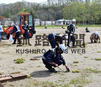 阿寒中グラウンドで草取りと整備作業　ヤマシタ工業、三共舗道(2022-05-24)