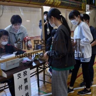 児童が模擬投票体験　釧路市選管、青葉小で出前講座(2022-05-18)