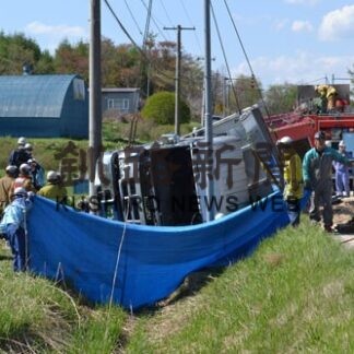 トラック路外転落、運転の女性死亡(2022-05-17)