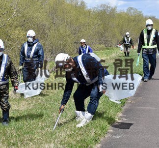 音別川左岸堤防清掃活動に汗　市橋建設(2022-05-15)