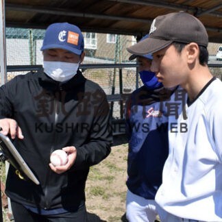 測定器で投球動作磨いて　市内スポーツ店、鳥取西中野球部指導(2022-05-10)