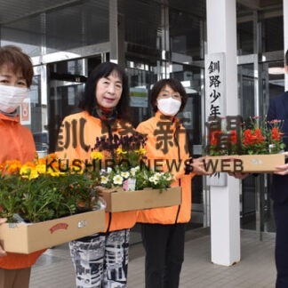 釧路更生保護女性会が花の苗を少年鑑別支所へ寄贈(2022-06-18)