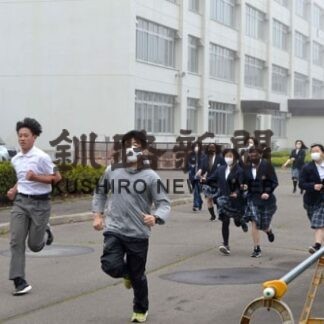 災害発生時の対応学ぶ　白糠中・高で合同避難訓練(2022-06-22)