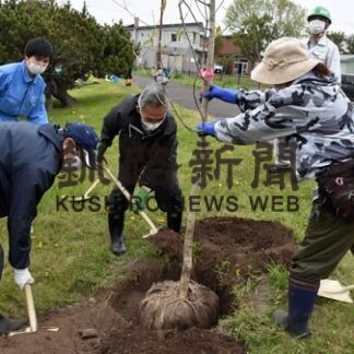 鳥取１０号公園緑いっぱいに　市民団体など植樹(2022-06-02)