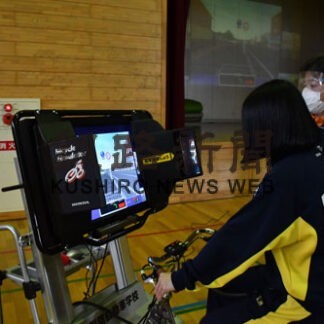 自転車運転を疑似体験　景雲中で安全教室(2022-06-25)