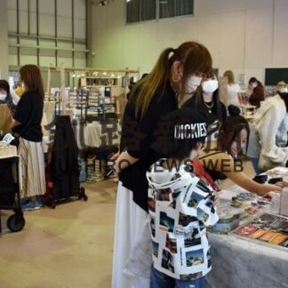 ハンドメイドマルシェで手作り雑貨や占いなどにぎわう(2022-06-26)