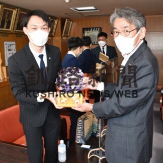 「アイヌ文化学びたい」　留学生が市役所表敬　釧路高専(2022-06-30)