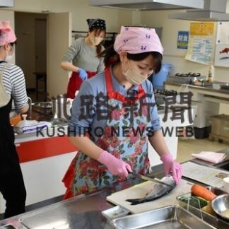 地元の魚で料理に挑戦　主婦らパンなど２品(2022-06-10)