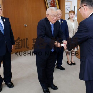 根室ライオンズクがわんぱーくにブランコ型遊具寄贈(2022-06-25)