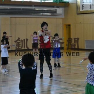 縄跳びの上達方法伝授　富原小で講座、プロの生山さん招き(2022-06-19)
