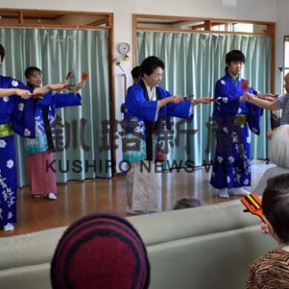 日舞新若柳流と教育大部員　高齢者施設慰問(2022-06-29)