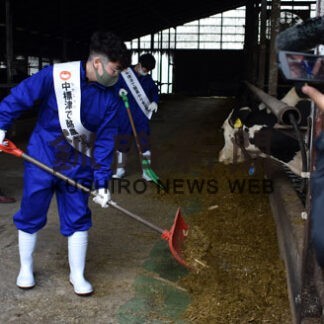若手芸人が酪農体験　ＪＡ北海道とよしもと興業、労働力不足補う(2022-06-03)
