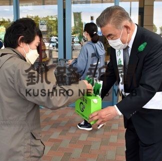 「緑の募金協力を」世話人会が街頭活動(2022-06-15)