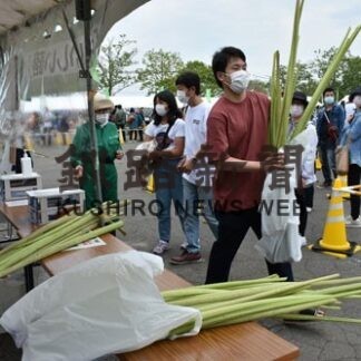 生ブキ求め長蛇の列　３年ぶり蕗まつり(2022-06-20)