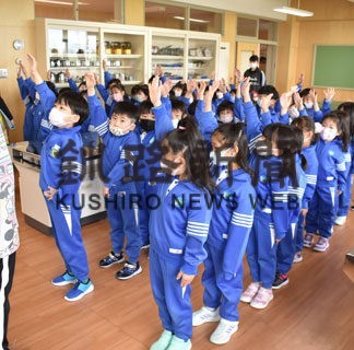 津波想定し避難訓練　鶴野小児童とあおば園児参加(2022-06-09)