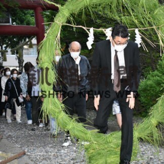 茅の輪くぐり無病息災願う　三吉神社　(2022-07-01)