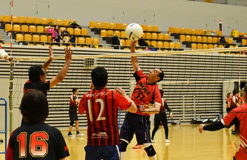 ネット挟み熱戦　ソフトバレーボール(2022-06-07)