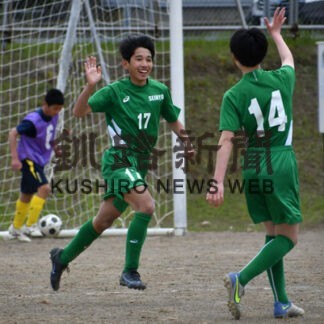 トップ目指し熱戦展開　サッカー釧路地区ＫリーグＵ１５_1(2022-06-06)
