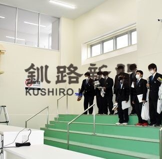 従業員の働く姿 根室高３年生見学　１３企業が協力　(2022-06-21)