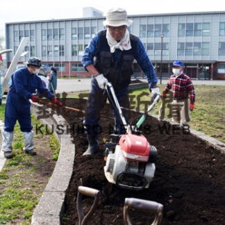 地域住民ら花壇を整備　中標津東小、今後植栽(2022-06-09)