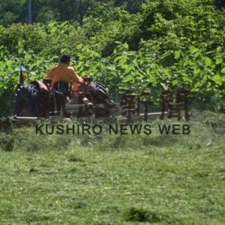 根釧で牧草収穫始まる　物価高、穀物飼料高騰の中(2022-06-22)