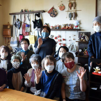 編み物、人形…多彩に　「姦し会」初の作品展(2022-06-24)