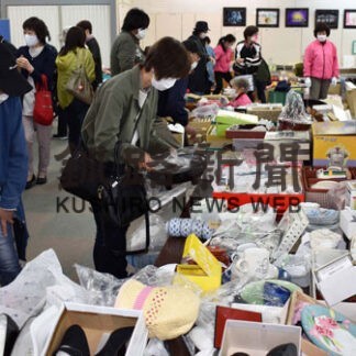 食器やバッグに目移り　根室更生保護女性会のチャリティーバザー盛況(2022-06-19)