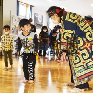 キツネの踊り「楽しい」　アイヌ文化を体験　白糠こども園(2022-06-21)