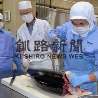 厚岸翔洋高校でマグロ解体実習(2022-06-26)