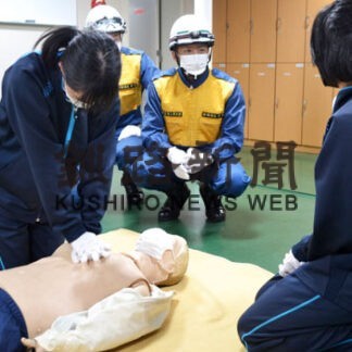 心臓マッサージに挑戦　釧路海保で職場体験　白糠高生(2022-06-14)