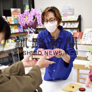 桜木さんと笑顔で撮影　新刊出版でサイン会(2022-06-15)