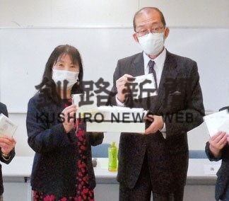 余った布マスクをハンカチにリメーク　更生保護女性会が寄贈(2022-06-08)