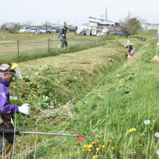 排水溝の草刈りに汗　大楽毛南地区環境ボランティア協(2022-06-04)