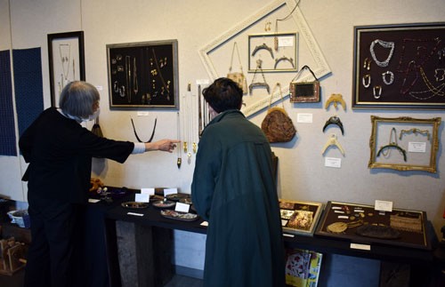 カフェｆ５・６ 美術品やビーズ飾り、多国籍の収集品展示(2022-06-02)