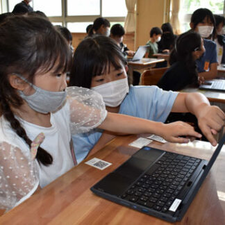 初めてタブレット端末操作　釧路市立共栄小、６年生が１年生に指導(2022-07-02)