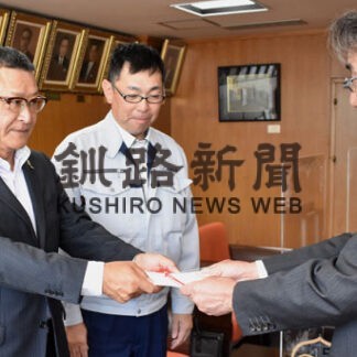 図書充実に役立てて　瑞相工業が市に寄贈(2022-07-10)