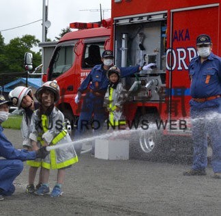 防火衣まとった園児が放水体験(2022-07-30)