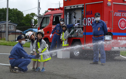 防火衣まとった園児が放水体験(2022-07-30)