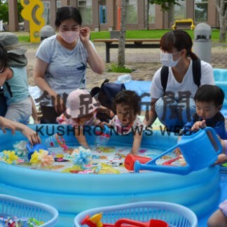 水遊びで〝涼〟感じる　こども遊学館で親子イベント(2022-07-23)