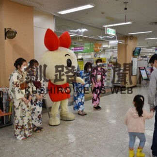 看護学生が買い物客に献血呼び掛け(2022-07-24)