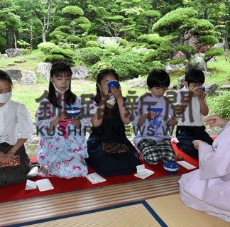 茶道学ぶ子供ら厳かに　裏千家淡交会が合同茶道(2022-07-24)