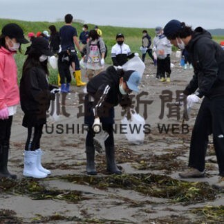 全校児童で暮帰別海岸清掃　霧多布小、３９０㌔のごみを回収(2022-07-16)