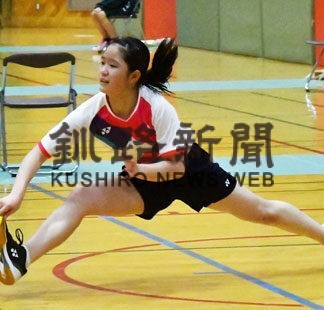 清尾（根室光洋２年）木下（白糠庶路学園１年）制す　ストレート勝ちで　バドミントン釧根地区予選_1(2022-07-11)