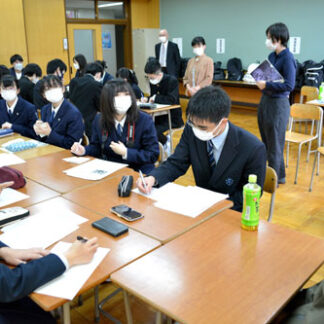 新聞製作に生徒奮闘　取材や編集など学ぶ(2022-07-02)